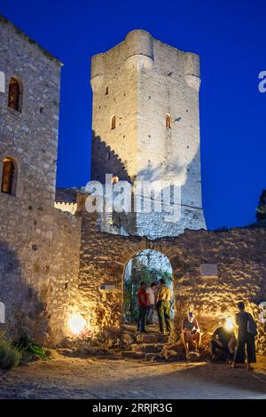 Der Steinturm und die Häuser des Komplexes Troupakis - Mourtzinos/Petreas in Ober-/Alt-Kardamyli, Outer Mani, Peloponnes, Griechenland Stockfoto