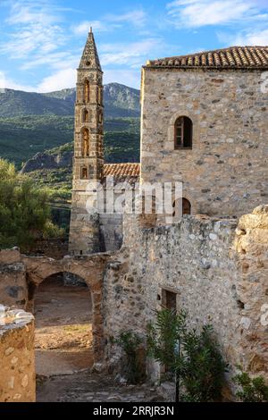 Die Kirche Agios Spyridon und die Häuser des Troupakis-Mourtzinos/Petreas-Komplexes in Ober-/Alt-Kardamyli, Äußere Mani, Peloponnes, Griechenland Stockfoto