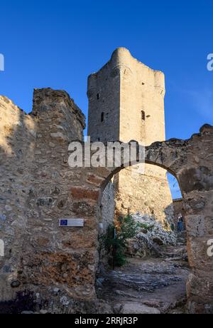 Der Steinturm und die Häuser des Komplexes Troupakis - Mourtzinos/Petreas in Ober-/Alt-Kardamyli, Outer Mani, Peloponnes, Griechenland Stockfoto