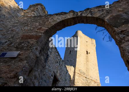 Der Steinturm und die Häuser des Komplexes Troupakis - Mourtzinos/Petreas in Ober-/Alt-Kardamyli, Outer Mani, Peloponnes, Griechenland Stockfoto