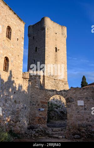 Der Steinturm und die Häuser des Komplexes Troupakis - Mourtzinos/Petreas in Ober-/Alt-Kardamyli, Outer Mani, Peloponnes, Griechenland Stockfoto