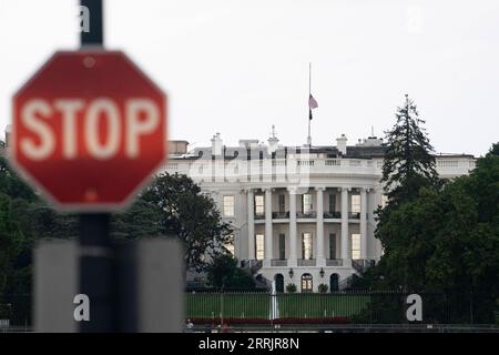 220805 -- WASHINGTON, 5. Aug. 2022 -- Foto vom 4. Aug. 2022 zeigt das Weiße Haus und ein Stoppschild in Washington, D.C., den Vereinigten Staaten. Die US-Regierung erklärte die Affenpocken am Donnerstag zu einem Notfall im öffentlichen Gesundheitswesen, mehr als eine Woche nachdem die Weltgesundheitsorganisation den Ausbruch als globalen Notfall eingestuft hatte. U.S.-MONKEYPOX-PUBLIC HEALTH NOTFALL LiuxJie PUBLICATIONxNOTxINxCHN Stockfoto