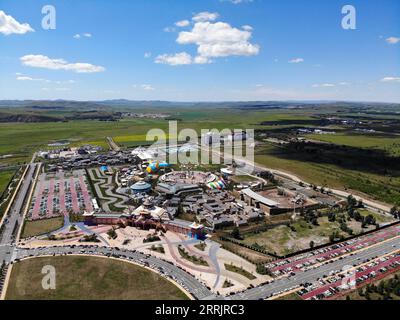 220805 -- FENGNING, 5. Aug. 2022 -- Luftaufnahme vom 5. Aug. 2022 zeigt die Landschaft eines malerischen Ortes im Bashang-Gebiet des Autonomen Komitats Fengning Manchu in der nordchinesischen Provinz Hebei. CHINA-HEBEI-FENGNING-GRASLAND CN LuoxXuefeng PUBLICATIONxNOTxINxCHN Stockfoto