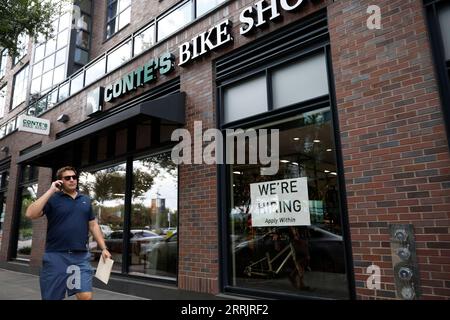 220805 -- WASHINGTON, 5. Aug. 2022 -- Ein Mann geht an einem Einzelhandelsgeschäft vorbei, mit einem Schild, das am 5. Aug. 2022 an einem Fenster in Washington, D.C., den Vereinigten Staaten steht. US-Arbeitgeber haben im Juli trotz Rezessionsängsten 528.000 Arbeitsplätze hinzugefügt, wobei die Arbeitslosenquote auf das Niveau vor der Pandemie von 3,5 Prozent absank, berichtete das US-Arbeitsministerium am Freitag. Foto: /Xinhua U.S.-WASHINGTON, D.C.-JOB-GROWTH TingxShen PUBLICATIONxNOTxINxCHN Stockfoto