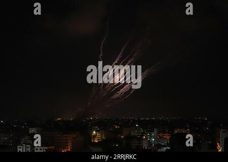 220806 -- GAZA, 6. Aug. 2022 -- das Foto, das am 6. Aug. 2022 in Gaza-Stadt aufgenommen wurde, zeigt Raketen, die von palästinensischen Militanten auf Israel geschossen wurden. Der Feueraustausch zwischen Israel und dem Palästinensischen Islamischen Jihad PIJ wurde am Samstag am zweiten Tag fortgesetzt, wobei im Gazastreifen mindestens 15 Menschen getötet und 125 verletzt wurden. Foto von /Xinhua MIDEAST-GAZA-STADTRAKETEN RizekxAbdeljawad PUBLICATIONxNOTxINxCHN Stockfoto