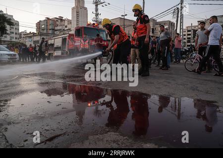 220807 -- GAZA, 7. August 2022 -- Palästinenser räumen nach einem israelischen Luftangriff in Gaza-Stadt am 7. August 2022 eine Straße ab. Der Palästinensische Islamische Jihad PIJ, der im Gazastreifen aktiv ist, gab am Sonntagabend bekannt, dass er ein Waffenstillstandsabkommen mit Israel geschlossen hat. Die israelischen Luftangriffe auf Gaza seit Freitag haben mindestens 43 Palästinenser getötet und schwere Schäden an der Infrastruktur in der Enklave verursacht, sagten die Behörden des Gazastreifens. Foto von /Xinhua MIDEAST-GAZA CITY-AIRSTRIKE RizekxAbdeljawad PUBLICATIONxNOTxINxCHN Stockfoto