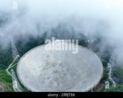 220806 -- GUIZHOU, 6. Aug. 2022 -- Luftaufnahme aufgenommen am 22. Juli 2022 zeigt Chinas fünfhundert Meter Aperture Spherical Radio Telescope FAST under Maintenance in der südwestlichen chinesischen Provinz Guizhou. FAST befindet sich in einer natürlichen tiefen und runden Karstdepression in der südwestlichen chinesischen Provinz Guizhou und begann im Januar 2020 seine offizielle Operation und wurde am 31. März 2021 offiziell für die Welt eröffnet. Es gilt als das empfindlichste Radioteleskop der Welt. Mit FAST haben Wissenschaftler über 660 neue Pulsare identifiziert. EyesonSci CHINA-GUIZHOU-ASTRONOMIE-SCHNELLTELESKOP CN OuxDongqu PUBLICATIONxNOTxI Stockfoto