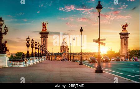 Les Invalides Viertel und Alexandre III Brücke in Paris bei Sonnenuntergang Stockfoto