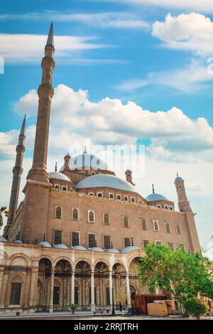 Muhammad Ali Moschee und blau bewölktem Himmel in Kairo Stockfoto