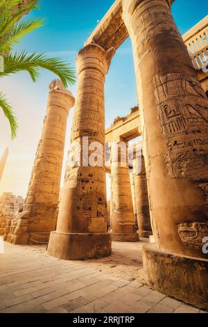 Große Spalten im Karnak Tempel bei Sonnenaufgang Stockfoto