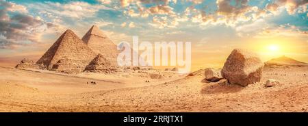Pyramidenreihe in der Wüste von Gizeh bei Sonnenuntergang, Ägypten Stockfoto