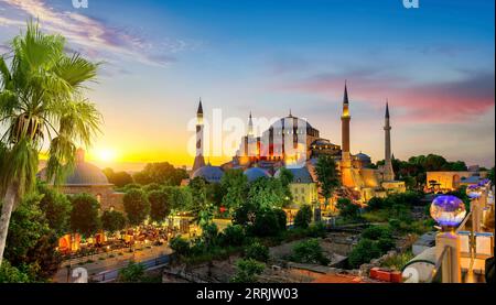 Beleuchtete Hagia Sophia in Sommerabend von Istanbul, Türkei Stockfoto
