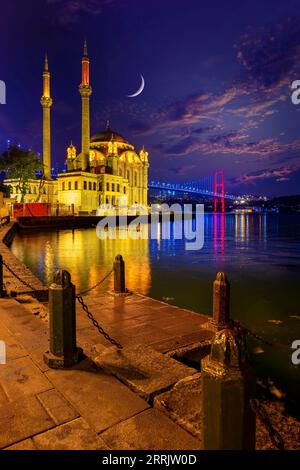 Ortakoy-Moschee und Bosporus Brücke in Istanbul bei Sonnenaufgang, Türkei Stockfoto