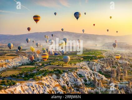 Heißluftballons fliegen über Kappadokien, Türkei Stockfoto