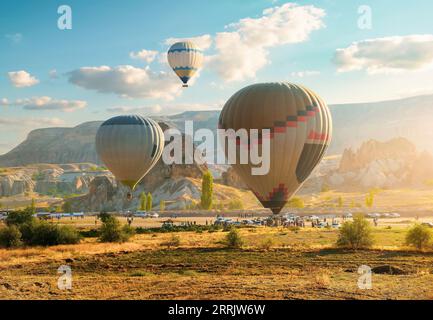 Heißluftballons fliegen über Kappadokien, Türkei Stockfoto