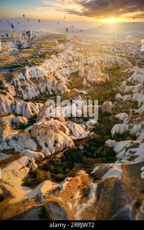 Heißluftballons fliegen über den Canyon in Kappadokien, Türkei Stockfoto