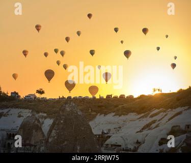 Heißluftballons fliegen über Kappadokien, Türkei Stockfoto