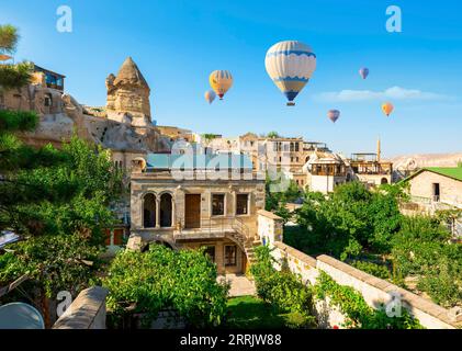 Heißluftballons am Tag in Goreme Dorf, Kappadokien, Türkei Stockfoto