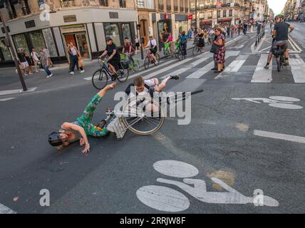 Paris, Frankreich. September 2023. Zwei Radfahrer, die am 7. September 2023 während der abendlichen Rush Hour in Paris in die Rue de Rivoli in Paris fallen. Die Pariser Bürgermeisterin Anne hidalgo versprach, die Stadt der Lichter bis 2026 zu 100 Prozent bikebar zu machen. Ein ökologisch orientiertes Experiment, Paris zu einer Fahrradhauptstadt Europas zu machen, hat dazu geführt, dass Tausende Menschen täglich mit Staus auf Radwegen während der Hauptverkehrszeiten radeln. Foto von Christophe Geyres/ABACAPRESS.COM Credit: Abaca Press/Alamy Live News Stockfoto