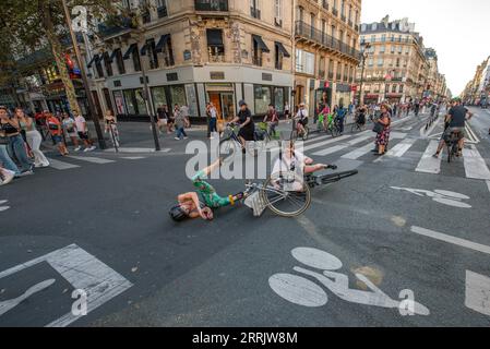 Paris, Frankreich. September 2023. Zwei Radfahrer, die am 7. September 2023 während der abendlichen Rush Hour in Paris in die Rue de Rivoli in Paris fallen. Die Pariser Bürgermeisterin Anne hidalgo versprach, die Stadt der Lichter bis 2026 zu 100 Prozent bikebar zu machen. Ein ökologisch orientiertes Experiment, Paris zu einer Fahrradhauptstadt Europas zu machen, hat dazu geführt, dass Tausende Menschen täglich mit Staus auf Radwegen während der Hauptverkehrszeiten radeln. Foto von Christophe Geyres/ABACAPRESS.COM Credit: Abaca Press/Alamy Live News Stockfoto