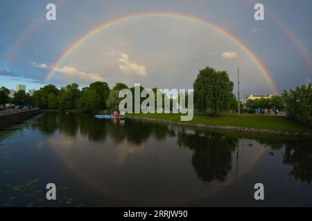 Schweden, Göteborg - 05. Juli 2023: Regenbogen über Trädgårdsföreningen, die Gartengesellschaft von Göteborg. Stockfoto