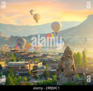 Heißluftballons starten in Goreme, Türkei Stockfoto
