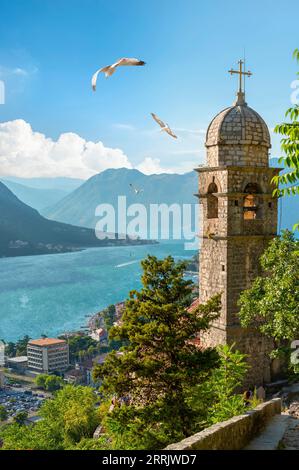 Wolkiger Himmel in der Bucht von Kotor mit Blick auf die Kirche Unsere Liebe Frau der Gesundheit Stockfoto