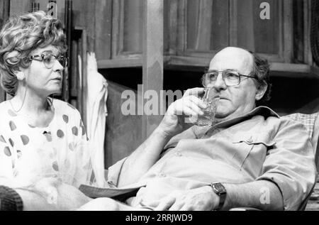 Prunella Scales (Iris Corliss), Anton Rodgers (Tudor Phillips) in SINGING BLOOD von Heidi Thomas am Theatre Upstairs, Royal Court Theatre, London SW1 27/03/1992 Design: Fotini Dimou Lighting: Stephen Watson Regisseur: Jules Wright Stockfoto