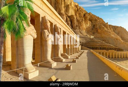 Tempel der Königin Hatschepsut, Blick auf den Tempel in den Felsen in Ägypten Stockfoto