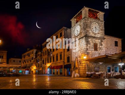 Symbol der Altstadt von Kotor Uhrenturm bei Nacht Stockfoto