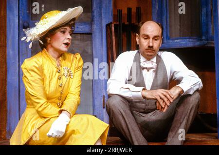 Prunella Scales (Iris Corliss), Christopher Ettridge (Dermot Corliss) in SINGING BLOOD von Heidi Thomas am Theatre Upstairs, Royal Court Theatre, London SW1 27/03/1992 Design: Fotini Dimou Lighting: Stephen Watson Regisseur: Jules Wright Stockfoto