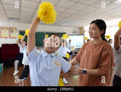 220811 -- HEFEI, 11. Aug. 2022 -- Schüler lernen Cheerleading-Tanz in Hefei, ostchinesische Provinz Anhui, 11. Aug. 2022. Einige Schulen in Hefei bieten in diesem Sommer kostenlose Kindertagesstätten für Schüler an. Die Kindertagesbetreuung hilft nicht nur den Schülern, die Sommerzeit zu bereichern, sondern verringert auch den Druck auf berufstätige Eltern, die ansonsten während des Urlaubs auf ihre Kinder aufpassen müssen. CHINA-ANHUI-HEFEI-TAGESBETREUUNG CN ZHOUXMU PUBLICATIONXNOTXINXCHN Stockfoto