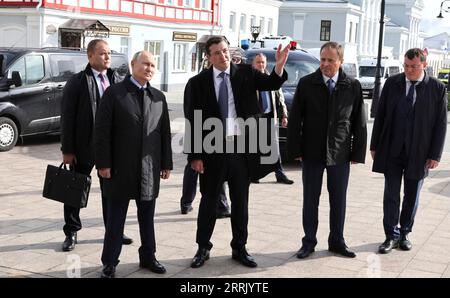 Arzamas, Russland. September 2023. Der russische Präsident Wladimir Putin, links, hört dem Gouverneur der Region Nischni Nowgorod, Gleb Nikitin, im Zentrum zu, bevor er den nördlichen Abschnitt des Moskauer Geschwindigkeitsdurchmessers sowie die Abschnitte der M-12 Ost-Autobahn von Moskau nach Arzamas während einer Zeremonie am 8. September 2023 in Arzamas, Russland, einweiht. Kredit: Michail Klimentjew/Kreml Pool/Alamy Live News Stockfoto