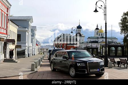 Arzamas, Russland. September 2023. Der russische Präsident Wladimir Putin kommt in seiner Aurus-Senat-Limousine an, um den nördlichen Abschnitt des Moskauer Geschwindigkeitsdurchmessers sowie die Abschnitte der M-12 Ost-Autobahn von Moskau nach Arzamas während einer Zeremonie am 8. September 2023 in Arzamas, Russland, einzuweihen. Kredit: Michail Klimentjew/Kreml Pool/Alamy Live News Stockfoto