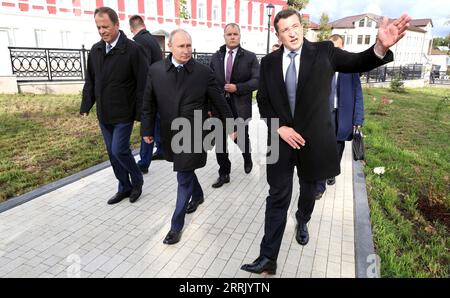 Arzamas, Russland. September 2023. Der russische Präsident Wladimir Putin, Zentrum, hört dem Gouverneur der Region Nischni Nowgorod, Gleb Nikitin, zu, bevor er den nördlichen Abschnitt des Moskauer Geschwindigkeitsdurchmessers sowie die Abschnitte der M-12 Ost-Autobahn von Moskau nach Arzamas während einer Zeremonie am 8. September 2023 in Arzamas, Russland, einweiht. Kredit: Michail Klimentjew/Kreml Pool/Alamy Live News Stockfoto