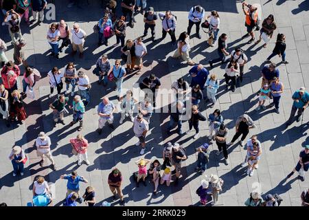 Deutschland, Bayern, München, Personengruppe von oben Stockfoto