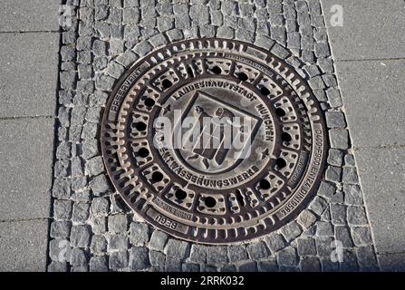 Deutschland, Bayern, München, Fußgängerzone, Schachtabdeckung mit Münchner Stadtwappen Stockfoto