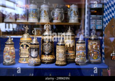 Deutschland, Bayern, München, Fußgängerzone, Einzelhandel, Schaufenster, historische bayerische Bierbecher Stockfoto