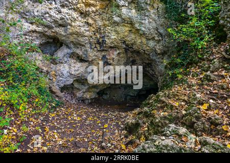 Die Barnberghöhle befindet sich auf dem Nordkamm der Schwäbischen Alb oberhalb der Neuffener Steige auf 695 Metern über dem Meeresspiegel. Die Höhle ist 46 Meter lang. Artefakte aus der neolithischen Zeit wurden darin entdeckt. Es ist als Geotop geschützt und als Naturdenkmal registriert. Geschützter Bereich Nr. 81160462903 gehört die Barnberghöhle zum UNESCO-Geopark Schwäbische Alb, Neuffen. Stockfoto