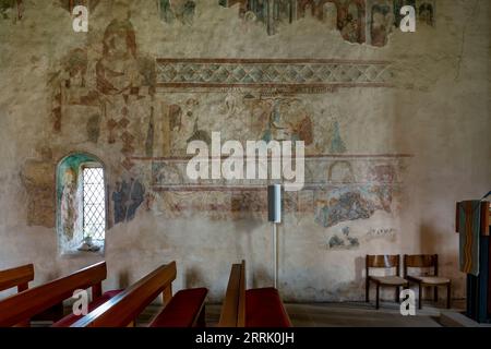 Die Lutherische Kirche St. Maria in Reutlingen - Bronnweiler ist eine romanische Hallenkirche, die im gotischen Stil umgebaut wurde. Wandbild an der Nordwand im Kirchenschiff, Reutlingen, Deutschland Stockfoto