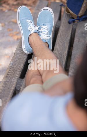 Blaue Schuhe auf dem Typen im Studio Nahaufnahme Stockfoto