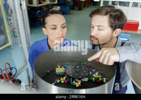 Schüler, die Experimente im Wissenschaftsunterricht durchführen Stockfoto