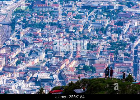 Innsbruck, Blick von der Seegrube auf die Nordkette (Inntalkette) nach Innsbruck Stadt, Wanderer in der Region Innsbruck, Tirol, Österreich Stockfoto