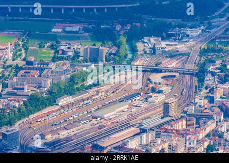 Innsbruck, Hauptbahnhof Innsbruck Hauptbahnhof (vorne), Hauptfrachtenbahnhof Innsbruck (hinten), Gleise, Züge, Brücke Olympiabrücke in der Region Innsbruck, Tirol, Österreich Stockfoto