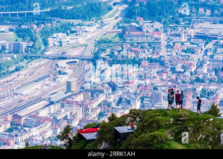 Innsbruck, Blick von der Seegrube auf die Nordkette (Inntalkette) nach Innsbruck Stadt, Wanderer, Hauptbahnhof in der Region Innsbruck, Tirol, Österreich Stockfoto