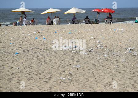 220816 -- ALEXANDRIA, 16. August 2022 -- Foto aufgenommen am 13. August 2022 zeigt einen Strand vor der Aufräumkampagne in Alexandria, Ägypten. An den Stränden in der ägyptischen Stadt Alexandria wird eine Gruppe ägyptischer Jugendlicher beobachtet, die grüne und weiße Plastiktüten halten, um die Streuabfälle zu sammeln. Sie nehmen an einer Aufräumkampagne Teil, die von Banlastic Egypt organisiert wird, einem Umweltprojekt, das von einer Gruppe junger Menschen in der Mittelmeerstadt gestartet wurde. Ziel des Projekts ist es, die Öffentlichkeit für die Verschmutzung durch Kunststoffe und die Frage zu sensibilisieren, wie Einwegkunststoffabfälle die Meereslebewesen schädigen, wenn sie schließlich enden Stockfoto