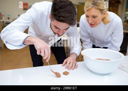 Porträt von Köchen, die frischen Fudge zubereiten Stockfoto