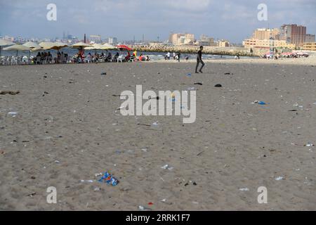 220816 -- ALEXANDRIA, 16. August 2022 -- Foto aufgenommen am 13. August 2022 zeigt einen Strand vor der Aufräumkampagne in Alexandria, Ägypten. An den Stränden in der ägyptischen Stadt Alexandria wird eine Gruppe ägyptischer Jugendlicher beobachtet, die grüne und weiße Plastiktüten halten, um die Streuabfälle zu sammeln. Sie nehmen an einer Aufräumkampagne Teil, die von Banlastic Egypt organisiert wird, einem Umweltprojekt, das von einer Gruppe junger Menschen in der Mittelmeerstadt gestartet wurde. Ziel des Projekts ist es, die Öffentlichkeit für die Verschmutzung durch Kunststoffe und die Frage zu sensibilisieren, wie Einwegkunststoffabfälle die Meereslebewesen schädigen, wenn sie schließlich enden Stockfoto