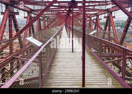 Blick auf den Gipfel der Vizcaya-Brücke, der weltweit ältesten Transportbrücke zwischen Portugalete und Getxo in Biskaya, Baskenland, Spanien Stockfoto