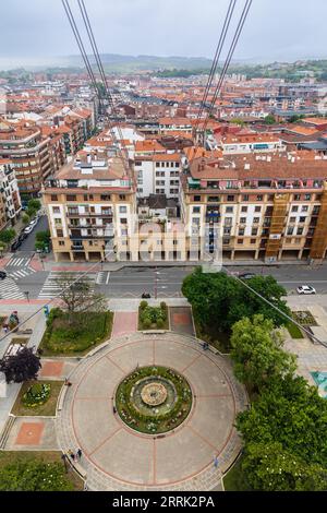 Blick auf die Plaza Puente und Las Arenas in Getxo, Biscaya, Baskenland, Spanien von der Höhe der Vizcaya-Brücke, mit Kabeln, die die Brücke stützen Stockfoto